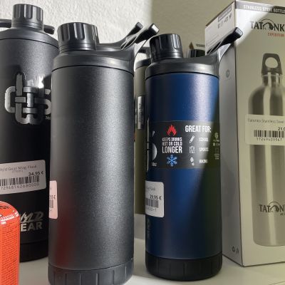 Wyld Gear MAG Trinkflaschen auf einem Regal